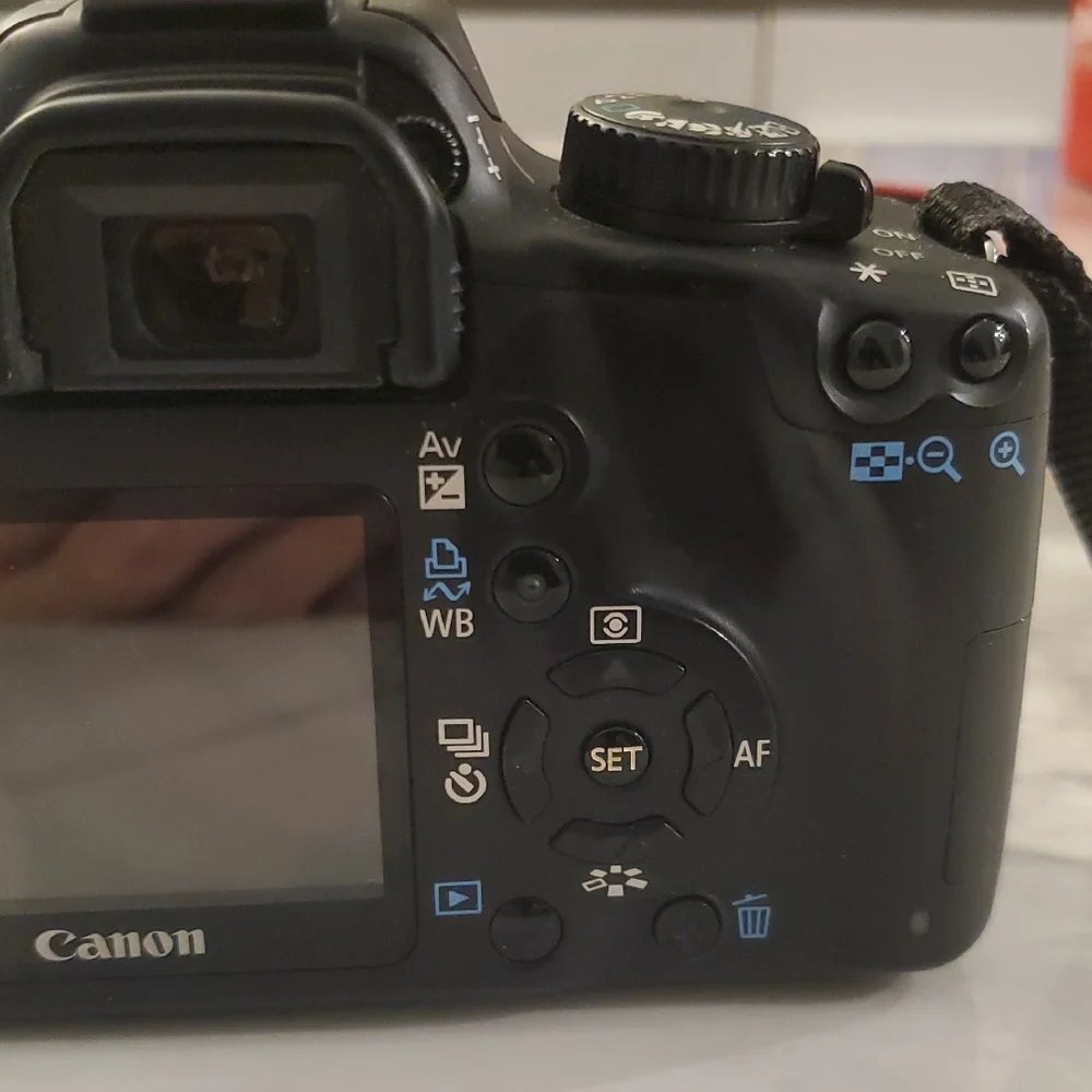 Canon Black DSLR Camera with Canon Zoom Lens - Picture 4 of 5